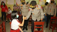 Kapolda Sulut Irjen Pol Mulyatno meninjau kegiatan Vaksinasi Merdeka Anak, di Yayasan Sekolah Tridharma Manado, pada Rabu (5/1/2022).