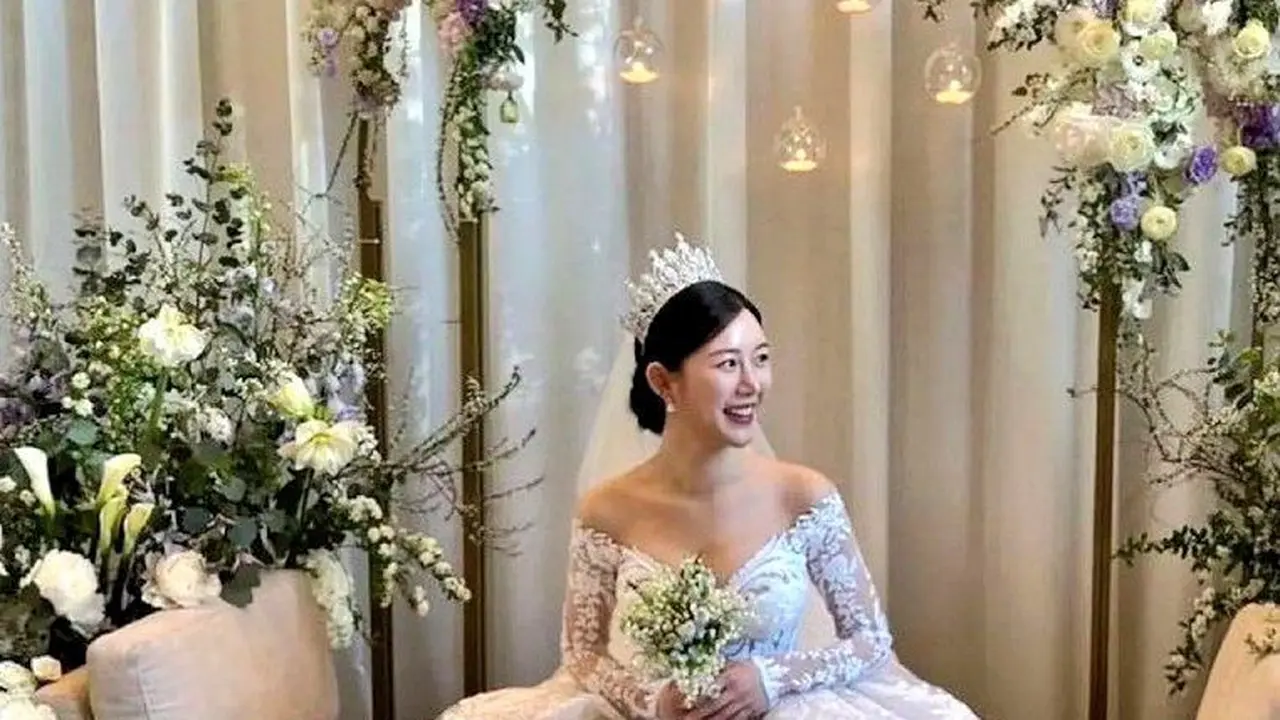 Foto Cantiknya Lee Da In Pakai 3 Gaun Pengantin Berbeda saat Menikah dengan Lee Seung Gi