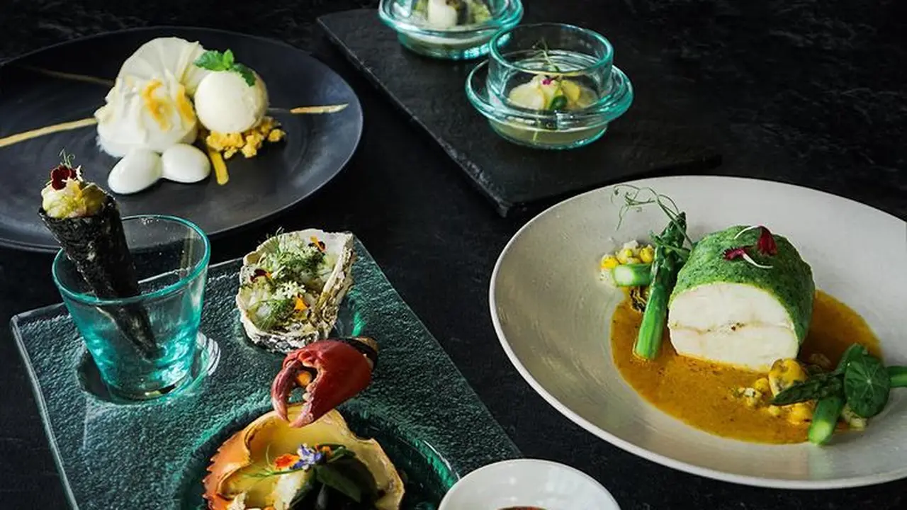 Makan malam di Eight Degrees South Conrad Bali