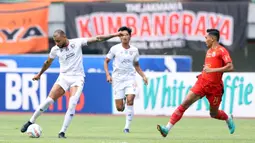 Pemain Arema FC, Gustavo Almeida Dos Santos (kiri),&nbsp;berusaha menjebol&nbsp;gawang Persija Jakarta dalam pertandingan pekan kesembilan BRI Liga 1 2023/2024 yang berlangsung di Stadion Patriot Candra Bhaga, Bekasi, Minggu (20/9/2023). (Bola.com/M Iqbal Ichsan)