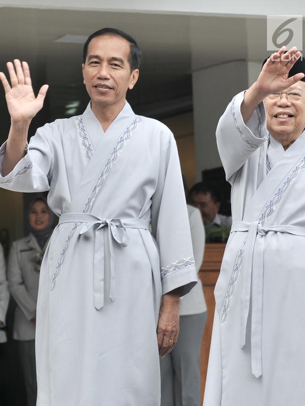 Bakal calon presiden dan wakil presiden Joko Widodo atau Jokowi (kiri) dan KH Ma'ruf Amin (kanan) melambaikan tangan sebelum tes kesehatan di RSPAD Gatot Subroto, Jakarta, Minggu (12/8). (Merdeka.com/Iqbal Nugroho)