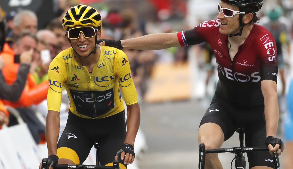 Geraint Thomas (kanan) rekan setim Egan Bernal memberi selamat atas keberhasilannya menyelesaikan lomba Tour de France 2019 pada etape ke-20 sejauh 59,5 kilometer. (AP/Christophe Ena)