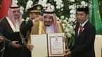 Penganugerahan dimulai dengan memberikan selempang jingga disusul mengalungkan Bintang Adipurna pada Raja Salman.