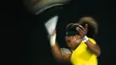 Aksi Serena Williams membalikan bola pukulan menaklukan petenis Polandia, Agnieszka Radwanska pada semifinal Australia Open 2016 di Melbourne Park (28/1/2016). Serena Williams melaju ke final usai menaklukan Agnieszka 6-0 6-4. (REUTERS/Tyrone Siu) 