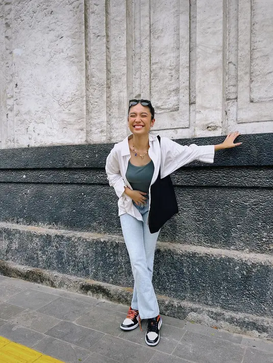 Sepatu sneakers dan tas berjenis tote bag makin membuat potret Asha di berbagai gaya itu makin menawan. Meski terkesan candid, fotonya sukses mncuri perhataian lewat unggahan Instagram-nya. (Liputan6.com/IG/@asha.assuncao).