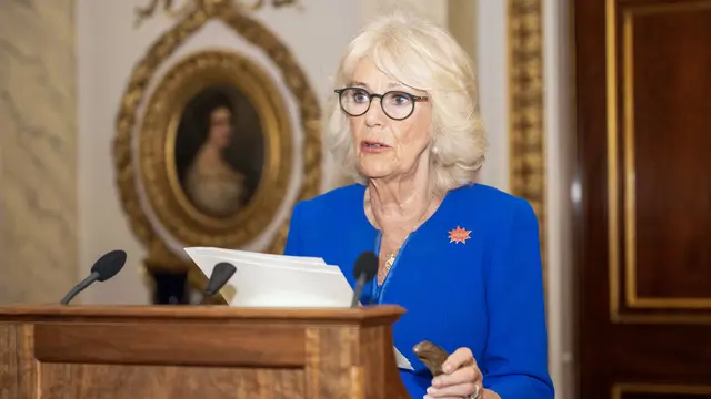 Ratu Inggris Camilla menyampaikan pidato saat ia menjadi tuan rumah resepsi untuk merayakan Hari Perempuan Internasional