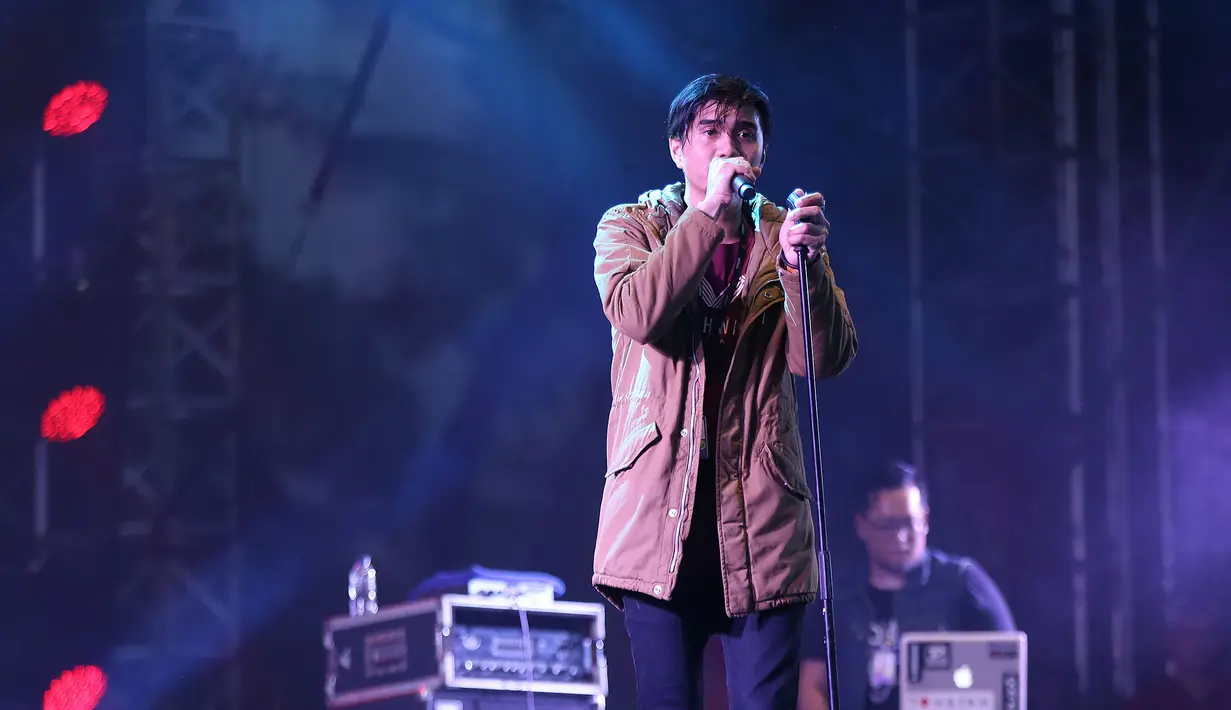 Tidak peduli hujan deras terus mengguyur seluruh badannya, para SheilaGank ikut terbawa bernyanyi mengikuti vokalis, Duta dari atas panggung. Menjelang berakhir, lagu Dan dipersembahkan untuk mengakhiri penampilannya. (Galih W. Satria/Bintang.com)