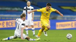 Pemain Ukraina Ruslan Malinovskyi (kanan) mengambil bola dari pemain Finlandia Rasmus Schüller pada pertandingan Grup D kualifikasi Piala Dunia 2022 di Stadion Olimpiyskiy, Kyiv, Ukraina, Minggu (28/3/2021). Pertandingan berakhir 1-1. (AP Photo/Efrem Lukatsky)