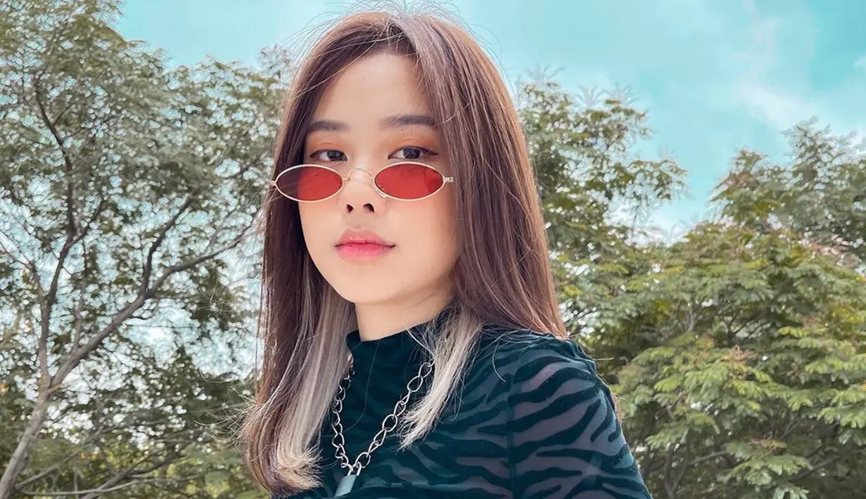 Punya wajah cantik natural, dara kelahiran 1999 tersebut tampil chic ketika pakai atasan bermotif bak macan ditambah dengan aksesoris kalung rantai. Tak lupa ia juga pakai kacamata jenis tiny sunglasses merah. (Liputan6.com/IG/@jessicajane99)