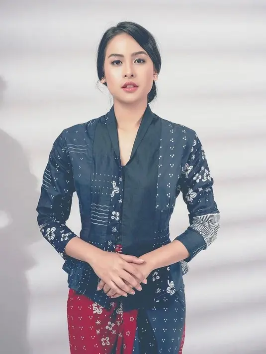 Begini potret anggun Maudy kenakan kebaya dari Brand Sejauh Mata Memandang. Kebaya ini memadukan unsur tradisional serta perpaduan corak dan warna yang modern. (Instagram/maudyayunda).