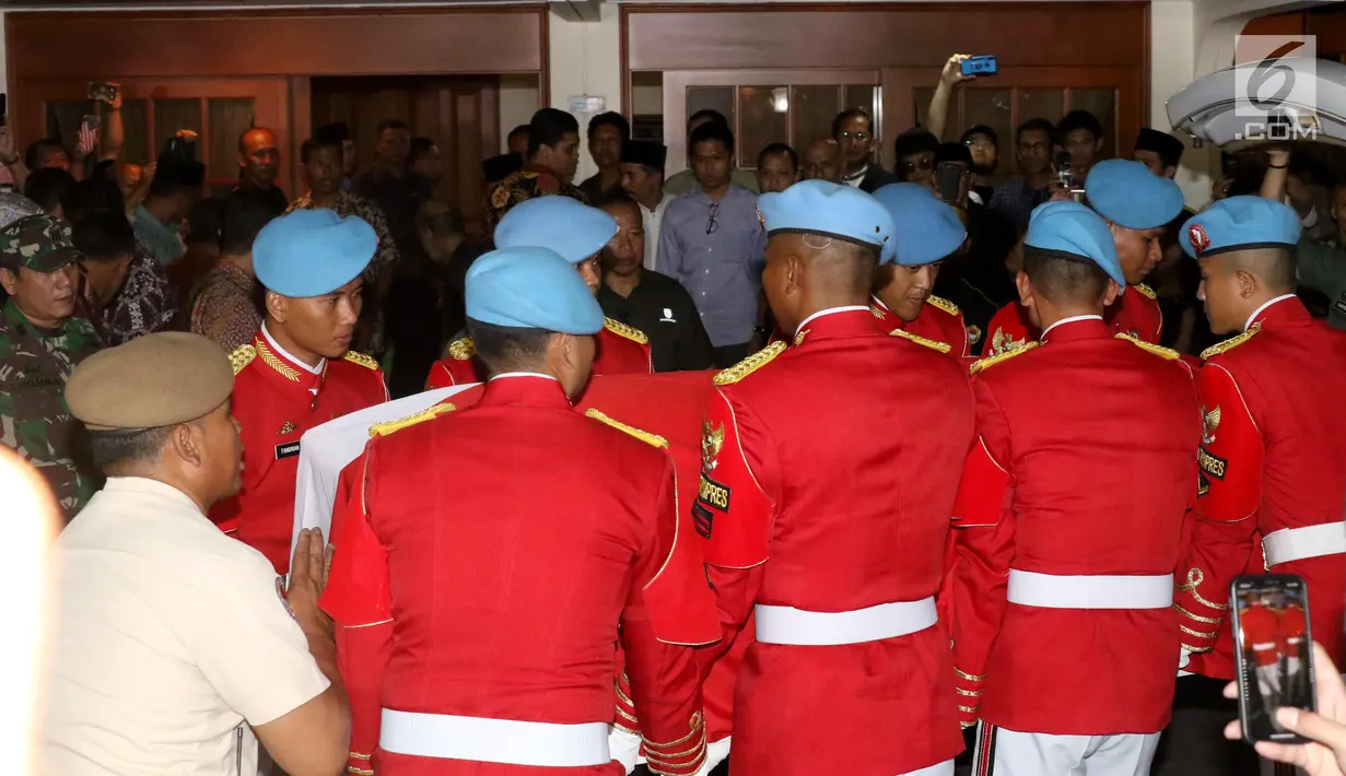 Anggota Paspampres mengangkat peti jenazah Presiden RI ke-3 BJ Habibie saat tiba di rumah duka Patra Kuningan Jakarta, Rabu (11/9/2019). Jenazah disambut keluarga, kerabat, dan pelayat yang sudah menunggu untuk disemayamkan di rumah duka sebelum dimakamkan di TMP Kalibata. (Liputan6.com/Angga Yuniar
