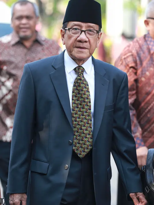 Akbar Tanjung Mantan Menteri Sekretaris Negara menghadiri pernikahan putri Presiden. Pesan khusus diberikan pada Kahiyang, terkait pendidikan pada buah hatinya kelak. (Adrian Putra/Bintang.com)