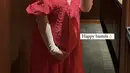 Kesha juga tampil fresh dengan maxi dress merah bordir krah vneck dan lengan pumpnya. Dipadukan manset putih serta kerudung abunya.  (@kesharatuliu05)