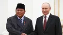 Pertemuan pertama berlangsung di Saint Petersburg pada 19 Juni 2025 lalu, kedua pemimpin negara tersebut menegaskan komitmen bersama untuk memperkuat kemitraan strategis Indonesia-Rusia. Tampak dalam foto, Presiden Republik Indonesia, Prabowo Subianto (kiri) berjabat tangan dengan Presiden Rusia Vladimir Putin saat pertemuan mereka di Istana Senat Kremlin, Moskow pada Rabu 10 Desember 2025. (Alexander Zemlianichenko/POOL/AFP)