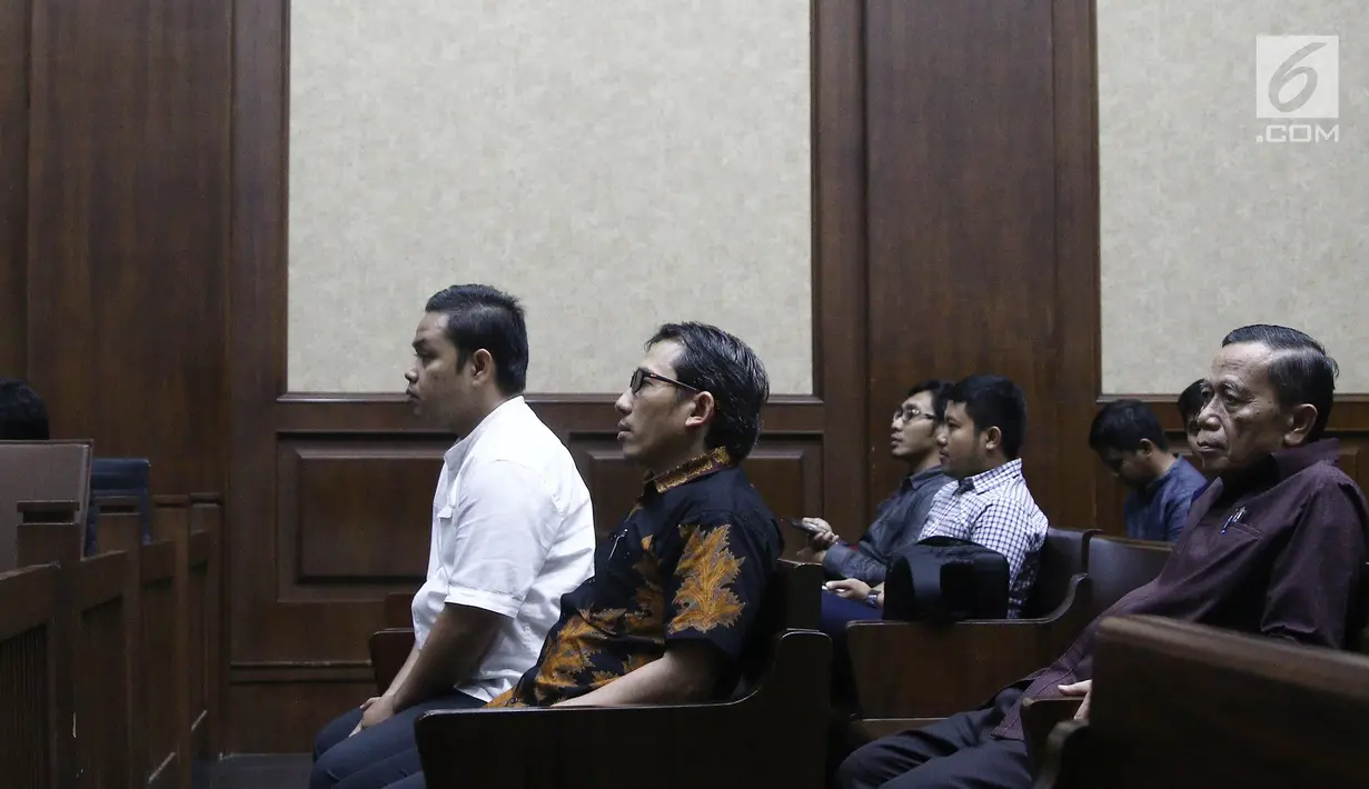Mantan anggota Komisi XI DPR F-Partai Demokrat Amin Santono (kanan) saat sidang lanjutan dugaan suap APBN-P 2018 di Pengadilan Tipikor, Jakarta, Kamis (11/10). Saksi yang dihadirkan di antara anggota Komisi XI DPR Sukiman. (Liputan6.com/Herman Zakharia)