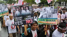 Ribuan pedagang pulsa menggeruduk Kantor Kementerian Komunikasi dan Informasi (Kemenkominfo), Jakarta, Senin (2/4). Mereka menuntut Kemenkominfo menghapuskan kebijakan pembatasan penggunaan tiga SIM card untuk satu orang. (Liputan6.com/Arya Manggala)