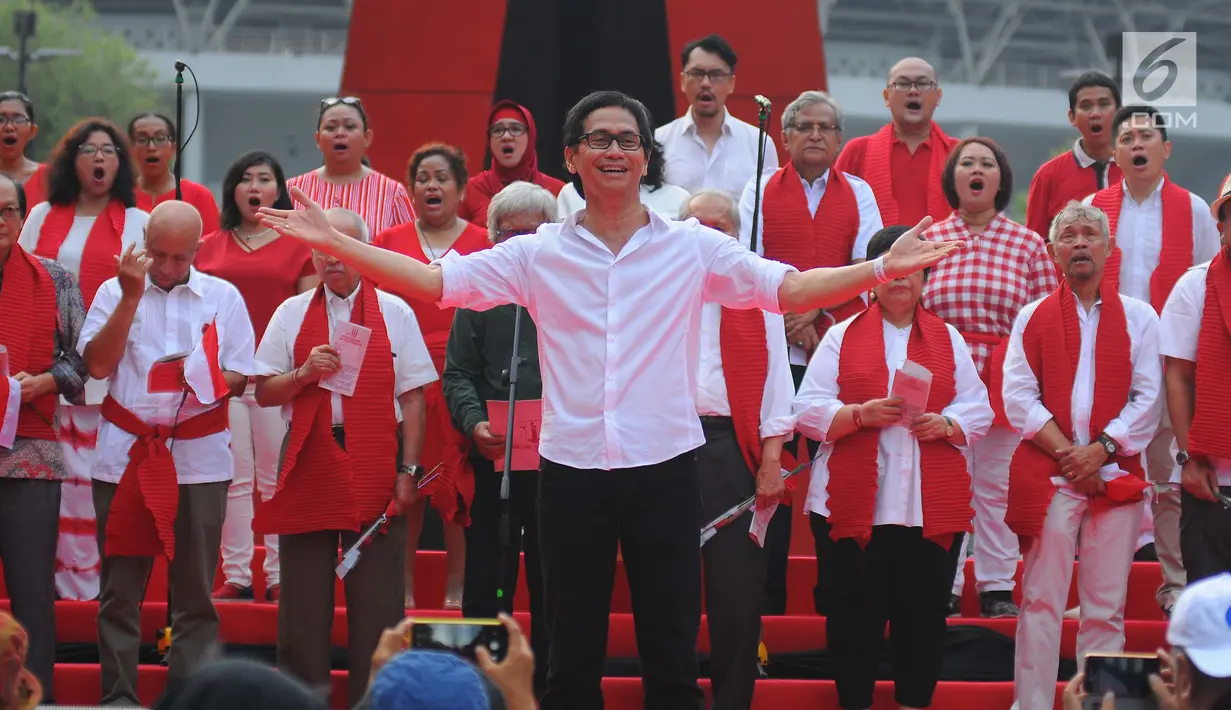 Komposer musik Addie MS bersama sejumlah tokoh, seniman dan artis melakukan deklarasi Indonesia Bangkit saat hari kebangktian nasional ke 111 tahun di GBK, Jakarta, Senin (20/5). Tujuan deklarasi ini untuk menyegarkan kembali ingatan dan tekad merawat persatuan Indonesia. (Liputan6.com/Angga Yuniar)