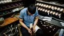 Pekerja menyelesaikan pembuatan sepatu pointe di bengkel perusahaan Grishko, Moskow, Rusia, 25 Februari 2020. Grishko yang lahir dalam kekacauan runtuhnya Uni Soviet sekarang menjadi salah satu pembuat sepatu balet top dunia. (Dimitar DILKOFF/AFP)
