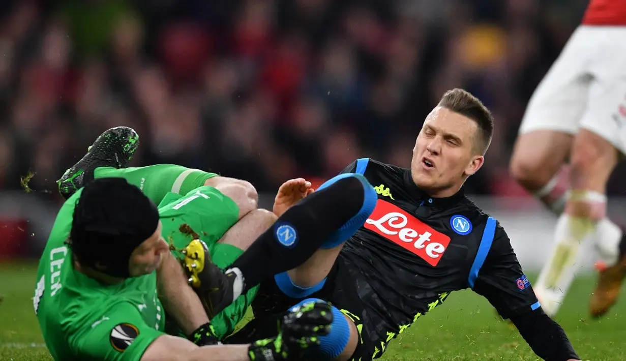 Kiper Arsenal, Petr Cech berduel dengan Zielinski pada leg 1, babak perempat final Liga Europa yang berlangsung di Stadion Emirates, London, Jumat (12/4). Arsenal menang 2-0 atas Napoli. (AFP/Ben Stansall)