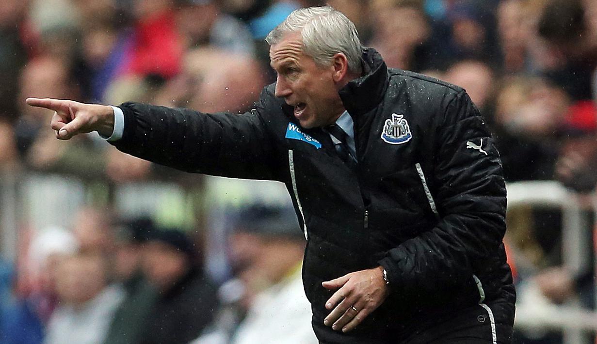 Alan Pardew. Pelatih asal Inggris yang kini berusia 60 tahun ini merebut gelar Manager of The Season di Liga Inggris musim 2011/2012 bersama Newcastle United yang dibesutnya mulai Desember 2010 hingga Desember 2014. The Magpies dibawanya finis di peringkat ke-5 di musim tersebut. (AFP/Ian MacNicol)