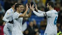 Para pemain Real Madrid merayakan gol Lucas Vazquez (kiri) saat melawan Numancia pada laga Copa Del Rey di Santiago Bernabeu stadium, Madrid, (10/01/2018). Real Madrid unggul agregat 5-2 atas Numancia. (AP/Francisco Seco)