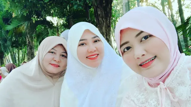 6 Potret Mella Rossa saat Tampil Berhijab, Adik Via Vallen