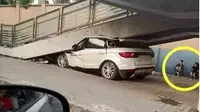 Sebuah SUV ringsek di bawah kolong jembatan di Guangdong, Tiongkok, beberapa saat setelah keluar dealer. 