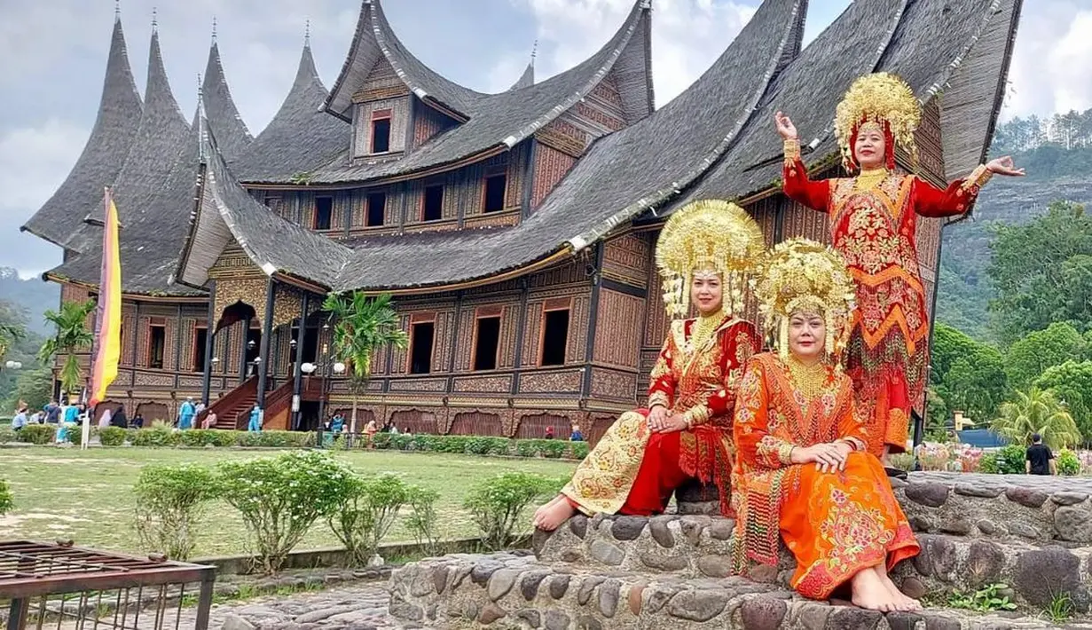 Ia pun tak ragu berpose ala tarian adat Minang di berbagai spot di sekitar rumah gadang [@irawbw]