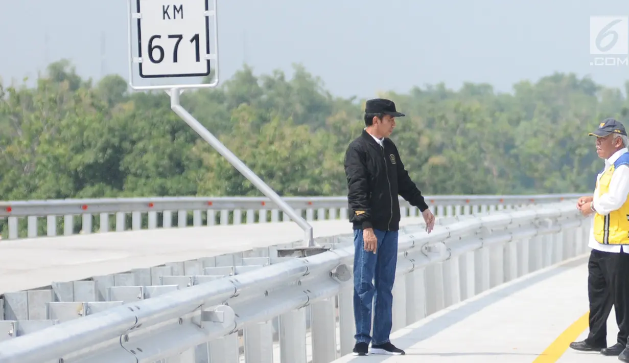 Presiden Joko Widodo (Jokowi) didampingi Menteri PUPR Basuki Hadimuljono meninjau ruas jalan Trans Jawa seusai peresmian di Provinsi Jawa Timur, Kamis (20/12). Jokowi meresmikan empat ruas tol Trans Jawa seksi Jawa Timur. (Liputan6.com/Angga Yuniar)