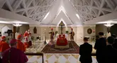 Foto yang diambil pada tanggal 21 April 2025 dan dibagikan pada 22 April 2025 oleh The Vatican Media memperlihatkan Paus Fransiskus di dalam peti jenazahnya yang terbuka selama upacara Penguatan Wafatnya Paus di Kapel Santa Marta, Vatikan. (Handout/VATICAN MEDIA/AFP)