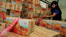 Petugas menyegel sejumlah kardus makanan siap edar saat penggerebekan pabrik makanan ringan ilegal oleh BPOM di Kota Tangerang, Kamis (4/8). Ada 7.000 kardus berhasil diamankan petugas dengan kerugian Rp 400 juta. (Liputan6.com/Gempur M Surya)