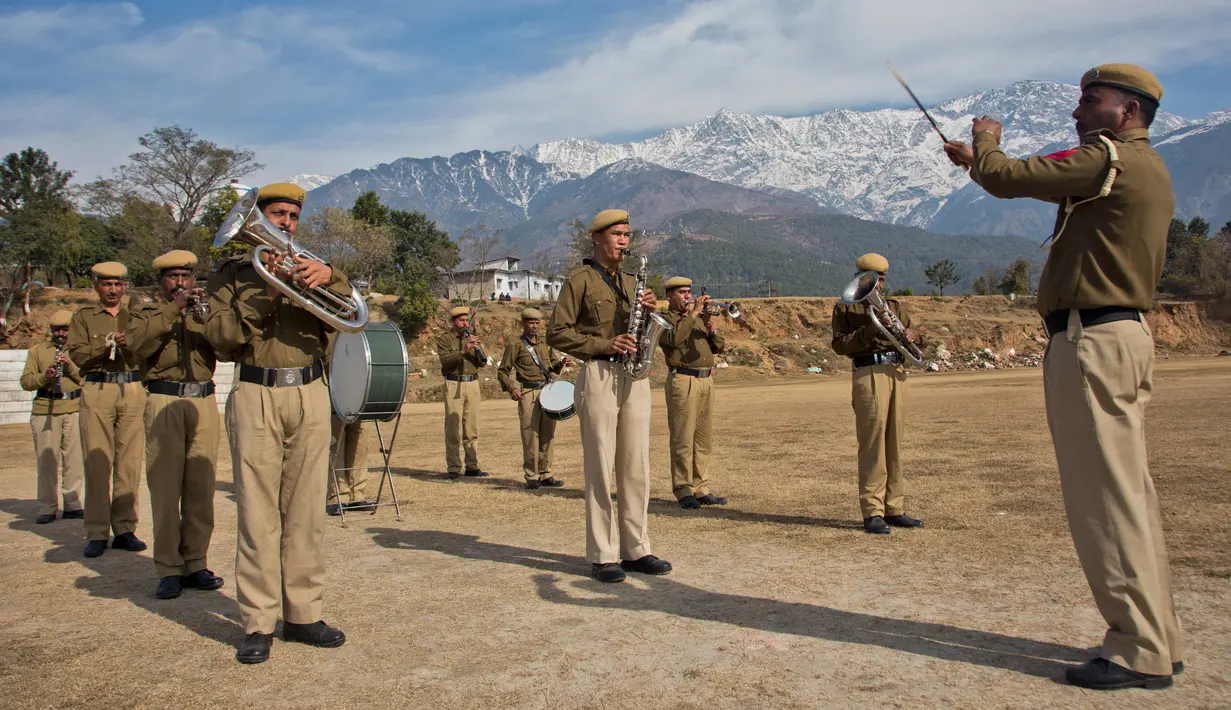 Dirigen memandu anggota band berlatih saat parade menyambut Hari Republik India di New Delhi, India, Senin (23/1). India akan merayakan Hari Raya Nasional yang jatuh pada tanggal 26 Januari. ( AP Photo/Manish Swarup)