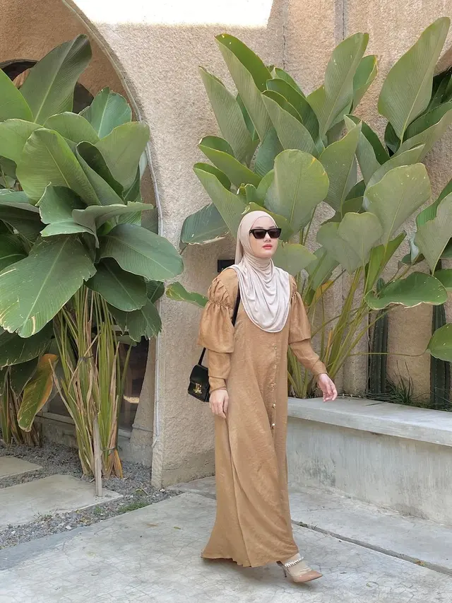 6 Gaya Berhijab Dinda Hauw yang Selalu Tampak Muda Walau Sudah Punya Dua Anak