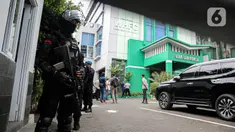 Anggota Brimob bersenjata lengkap berjaga usai penembakan di Kantor Majelis Ulama Indonesia (MUI) Jakarta, Selasa (2/5/2023). Penembakan yang terjadi antara pukul 10.00-11.00 WIB tersebut melukai tiga orang staff dan pelaku dikabarkan tewas saat diamankan petugas kepolisian. (Liputan6.com/Faizal Fanani)