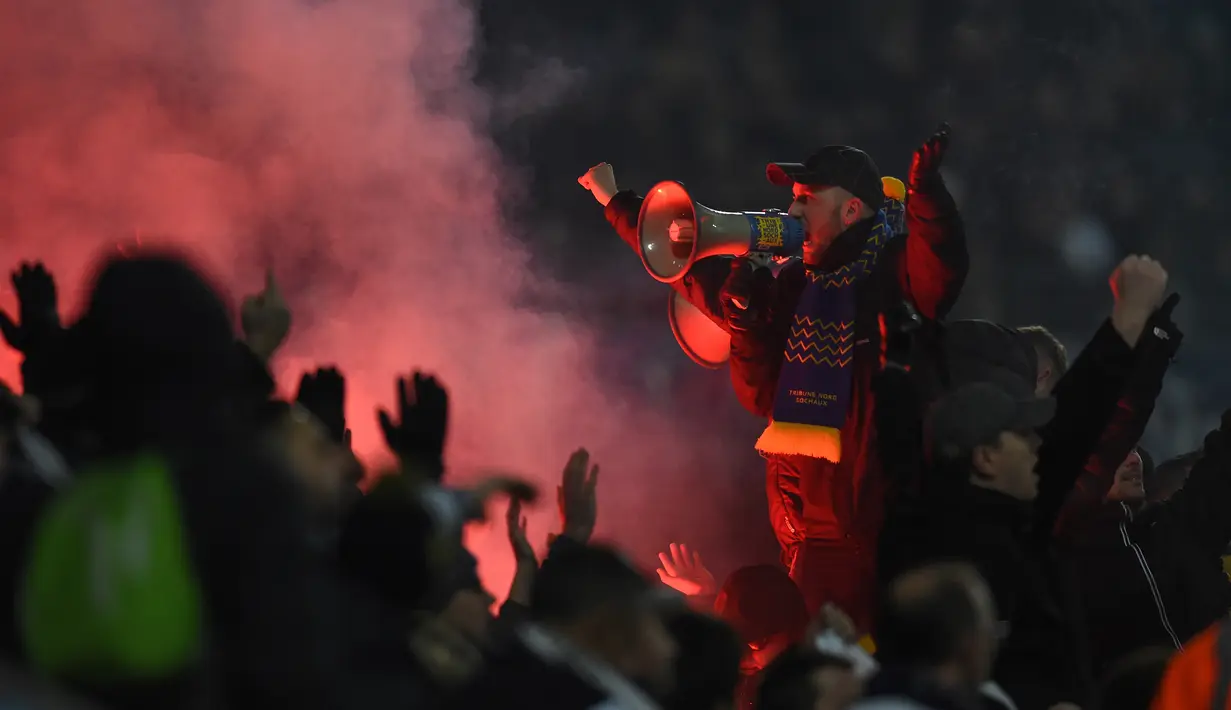 Cara suporter Sochaux mendukung timnya melawan PSG dengan menyalakan flare pada laga Piala Prancis di  Auguste Bonal stadium, Sochaux, (6/2/2018). PSG menang 4-1. (AFP/Patrick Hertzog)
