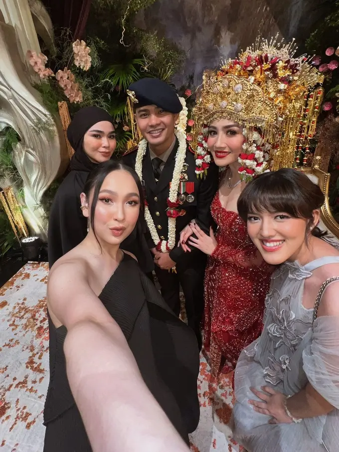 Jadi Momen Reuni Blink, Gaya Agatha Pricilla, Sivia Azizah dan Ify Alyssa di Pernikahan Febby Rastanty