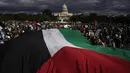 Orang-orang berbaris menuju Gedung Kongres AS dalam pawai pro-Palestina yang menyerukan gencatan senjata di Gaza, Sabtu, 21 Oktober 2023, di Washington. (AP Photo/Andrew Harnik)