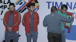 Ketua PSSI, Edy Rahmayadi, memasangkan jaket kepada Kapten Timnas U-22, Hansamu Yama, saat acara pelepasan di Makostrad, Jakarta, Kamis (10/8/2017). PSSI resmi melepas para atlet untuk berlaga di Sea Games 2017 Malaysia. (Bola.com/M Iqbal Ichsan)