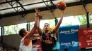 Pebasket Pelita Jaya Energi Mega Persada Jakarta, Adhi Prasetyo P (kiri) berusaha merebut bola dari Airlangga Sabara (Hang Tuah Sumsel) di NBL Championship, Jakarta, (2/5/2015). Pelita Jaya unggul 73-58 atas Hang Tuah. (Liputan6.com/Helmi Fithriansyah)