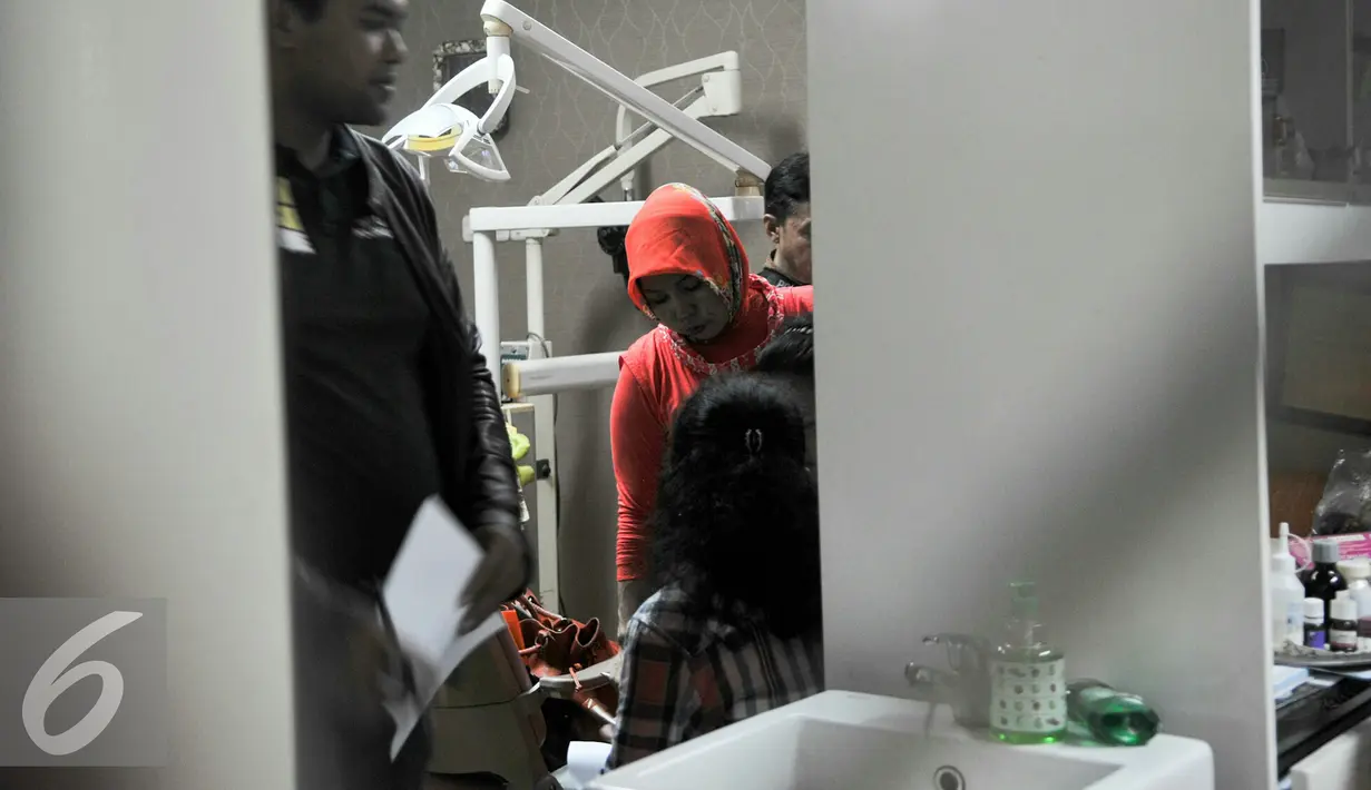Petugas Dinkes memeriksa sejumlah barang medis yang berada di dalam ruangan, Jakarta, Jumat(5/2).Polda Metro dan Dinkes DKI gerebek klinik kesehatan di Menteng terkait dugaan mempekerjakan tenaga kerja asing asal izin. (Liputan6.com/Yoppy Renato)