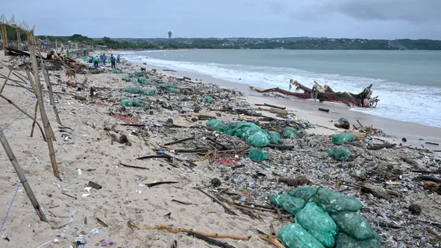 Bagai Gurun, Sampah Plastik Banjiri Pantai Kedonganan Bali