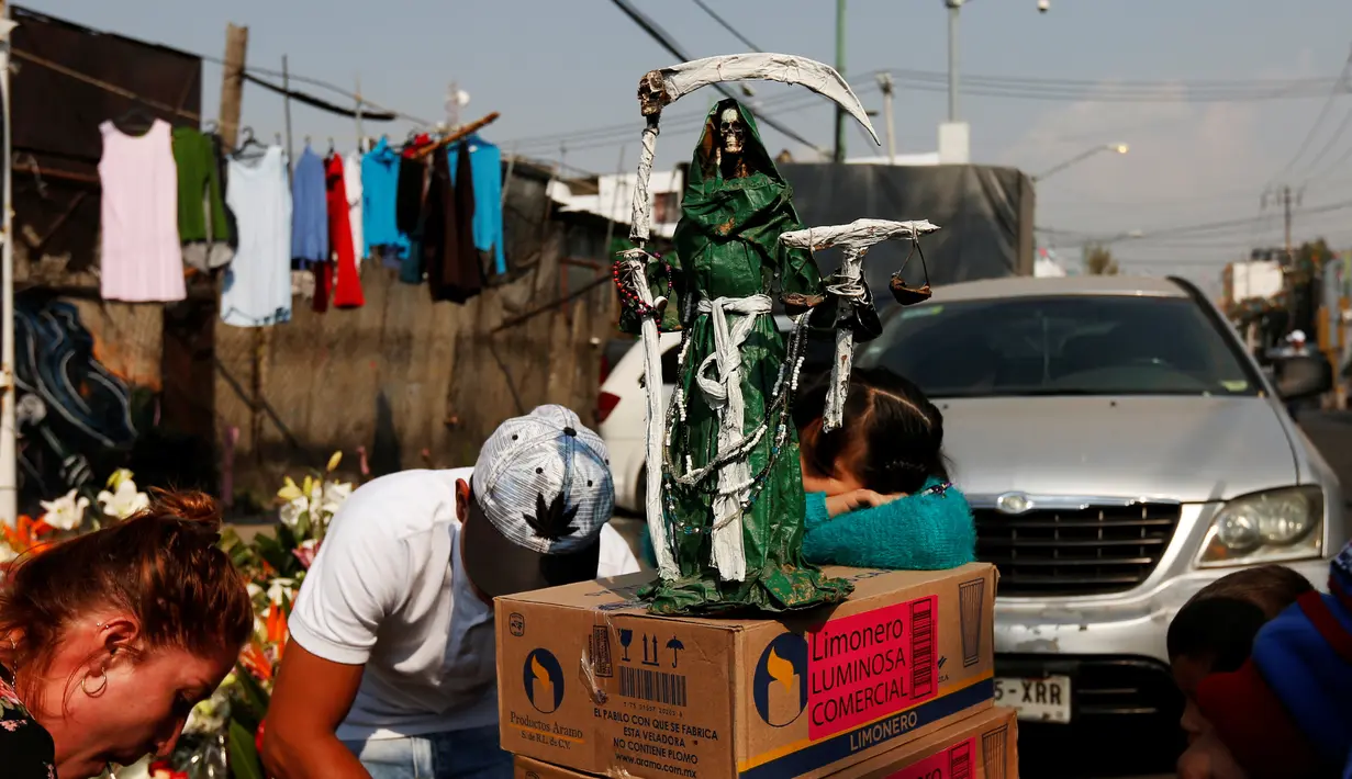 Patung Santa Muerte dipajang warga saat merayakan tahun baru di Meksiko, Minggu (1/1/2017). Warga Meksiko percaya jika berdoa kepada Santa Muerte akan membawa keberuntungan. (REUTERS/Carlos Jasso)