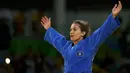 Atlet Kosovo, Majlinda Kelmendi  merayakan kemenangannya meraih medali emas pada cabang judo putri Olimpiade 2016 di Rio de Janeiro, Minggu (7/8). Majlinda Kelmendi menjadi atlet Kosovo pertama yang menorehkan sejarah untuk negaranya. (REUTERS/Toru Hanai)