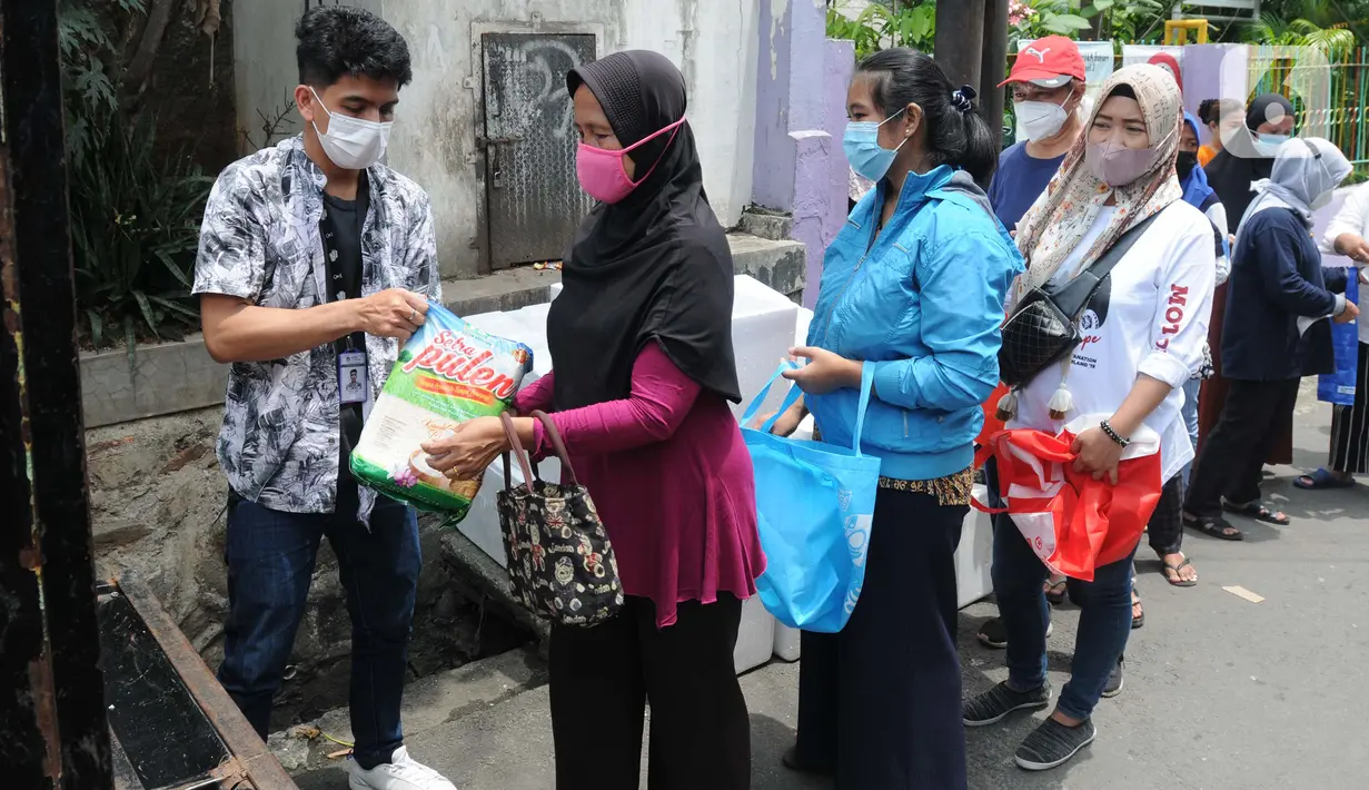 Warga saat Program Pangan Bersubsidi Februari 2022 di RPTRA Bahari, Cilandak, Jakarta selatan, Rabu (9/2/20222). Dalam program yang kembali digelar mulai 2 Februari ini, warga yang berhak menerimanya bisa membeli berbagai kebutuhan pokok dengan harga murah. (merdeka.com/Arie Basuki)