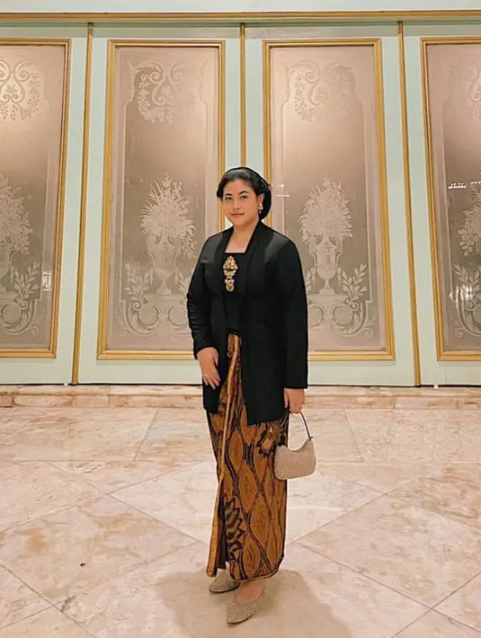 Ia tampil anggun dengan kebaya kutu baru hitam lengkap dengan bros, dipadukan kain batik coklat sebagai bawahan. Ia tampil dengan konde klasiknya.  [@dpophaprani]