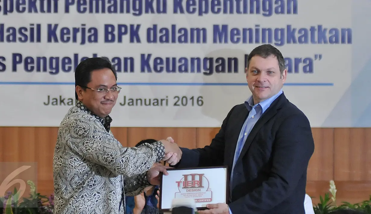 Uptime Institute & Managing Director, South Asia, Jhon Duffin memberikan Sertifikat International Design Data Center BPK kepada Anggota BPK RI Agung Firma Sampurna saat  Sarasehan Refleksi 69 Tahun BPK di Jakarta, Selasa (19/1). (Liputan6.com/Johan Tallo)