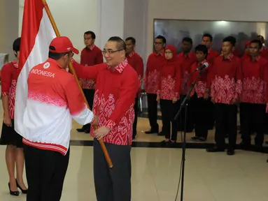 Kepala BKN, Bima Haria Wibisana (kanan depan) menerima bendera Merah Putih dari Sesmenpora, Alfitra Salam saat pelepasan kontingen Asean Civil Service Games 2015 di Wisma Kemenpora Jakarta, Rabu (11/11/2015). (Liputan6.com/Helmi Fithriansyah)