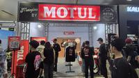 Motul menghadirkan dua booth berbeda di Kustomfest 2025 guna memberikan pengalaman maksimal bagi para pengunjung dan pecinta motor kustom.