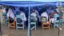 Murid-murid mengikuti kegiatan belajar di dalam tenda darurat di SDN Cirimekar 2, Cibinong, Bogor, Senin (6/1/2020). Hari ini merupakan hari pertama murid sekolah melakukan kegiatan belajar mengajar (KBM) paska libur tahun baru dan bencana banjir yang melanda kawasan Jabotabek. (merdeka.com/Arie Bas