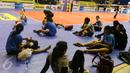Tim voli Jakarta Elektrik PLN beristirahat usai berlatih di GOR C'Tra Arena, Bandung, Jawa Barat, Sabtu (15/4). Jakarta Elektrik PLN memastikan lolos ke final Proliga 2017 usai menumbangkan Popsivo Polawan. (Liputan6.com/Yoppy Renato)